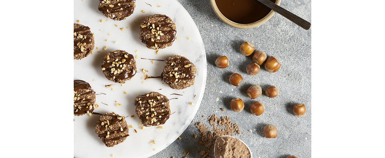 protein cookies mit haselnÂssen und schokolade auf einem teller